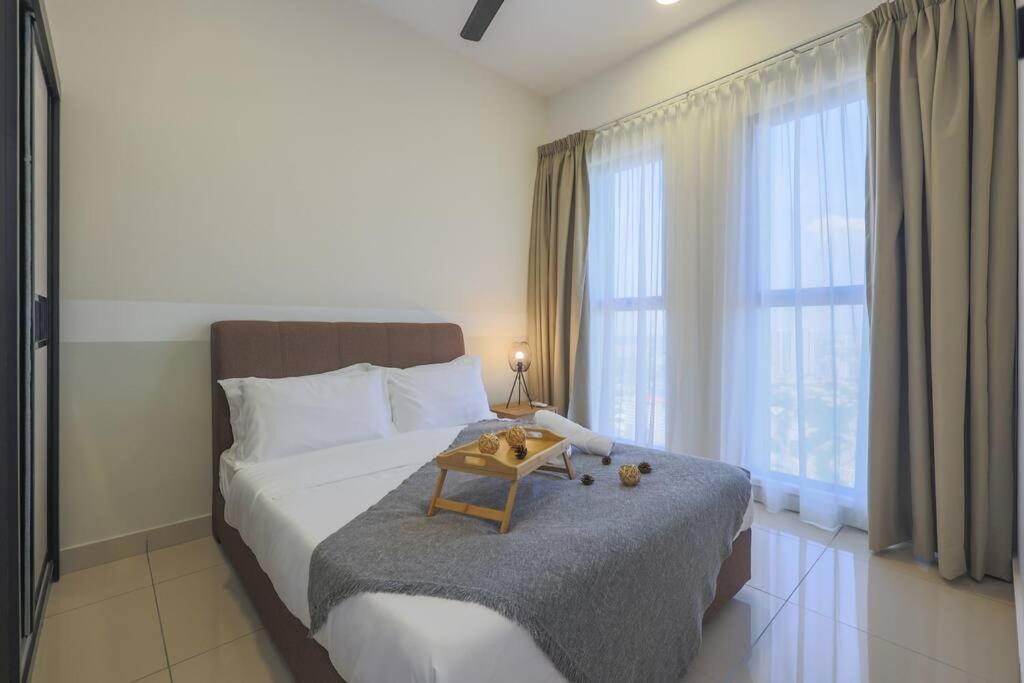 Conveniently Located Trion Kl Premium Amenities Apartamento