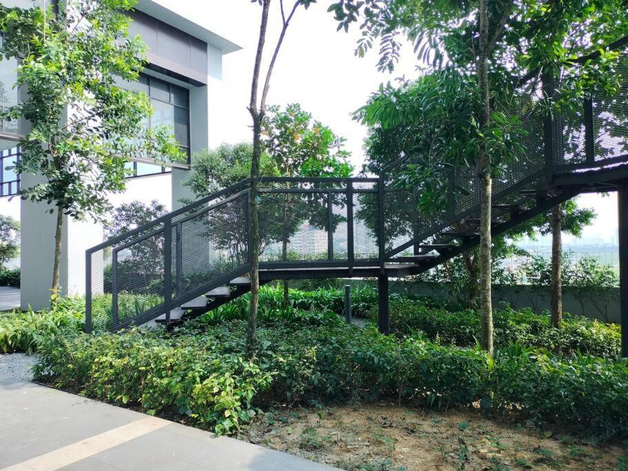 Conveniently Located Trion Kl Premium Amenities *