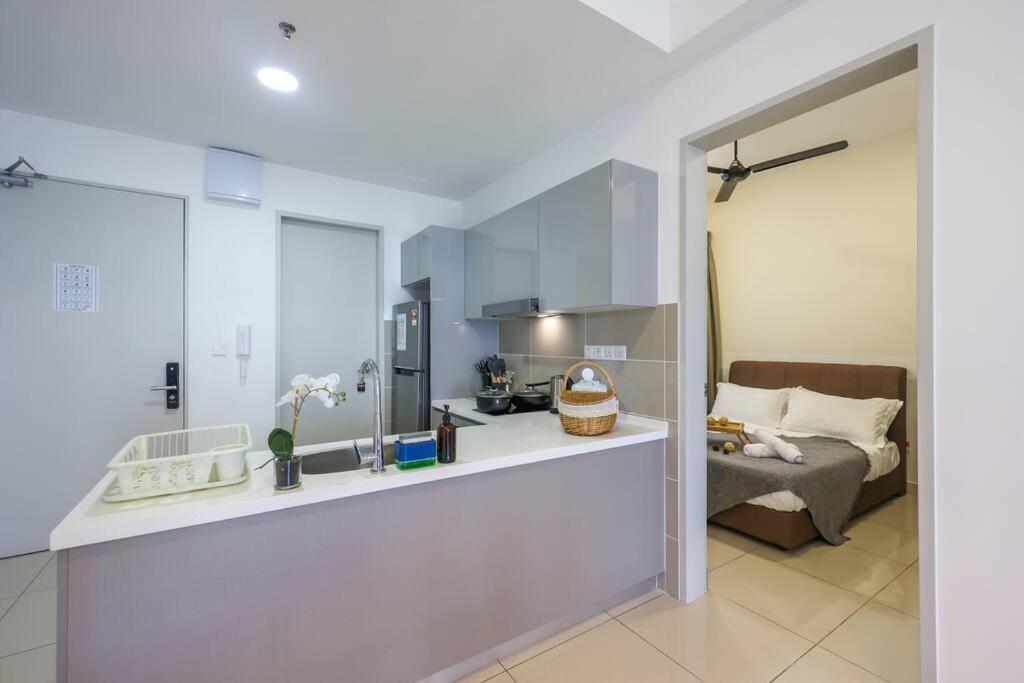 Conveniently Located Trion Kl Premium Amenities Apartamento *