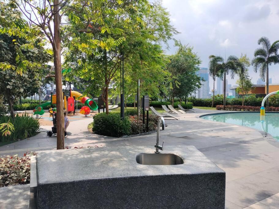 Conveniently Located Trion Kl Premium Amenities Apartamento *