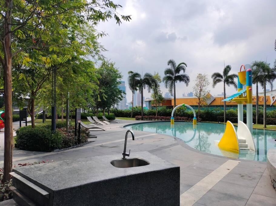 Conveniently Located Trion Kl Premium Amenities Apartamento *