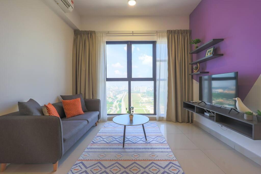 Conveniently Located Trion Kl Premium Amenities *